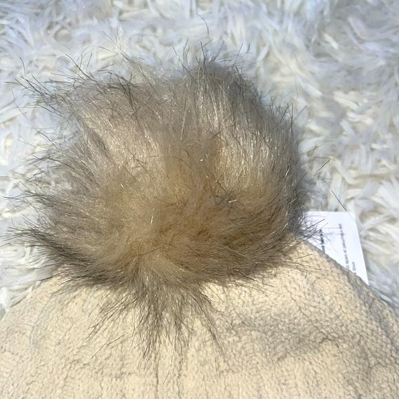 Lululemon Cable Knit Pom Beanie Color Natural        Size OS NWT - Picture 4 of 7